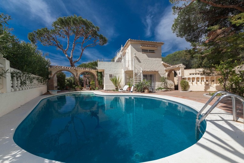Detached 4 bedroom villa a short distance from some of Marbella's best beaches for only 599,000 Euros